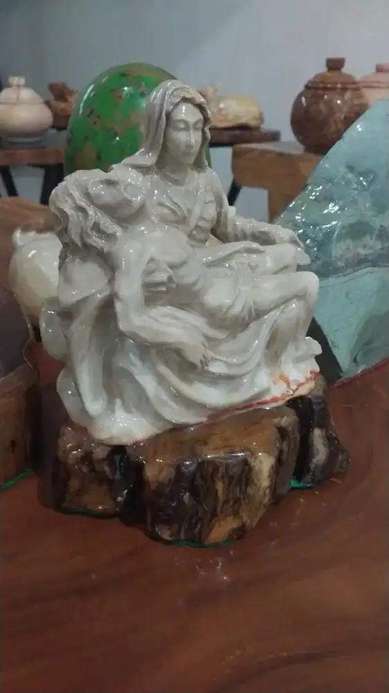 Di jual patung la vieta dari batu alam