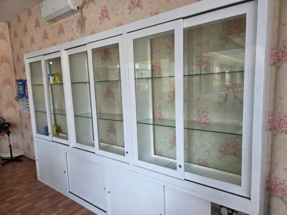 Lemari dinding bahan kayu bagus