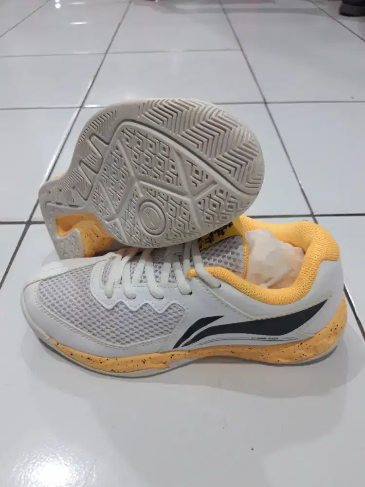 SEPATU BULUTANGKIS / BADMINTON ANAK LINING LIKE NEW
