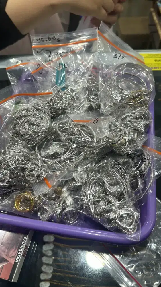 Beli emas dengan harga tinggi