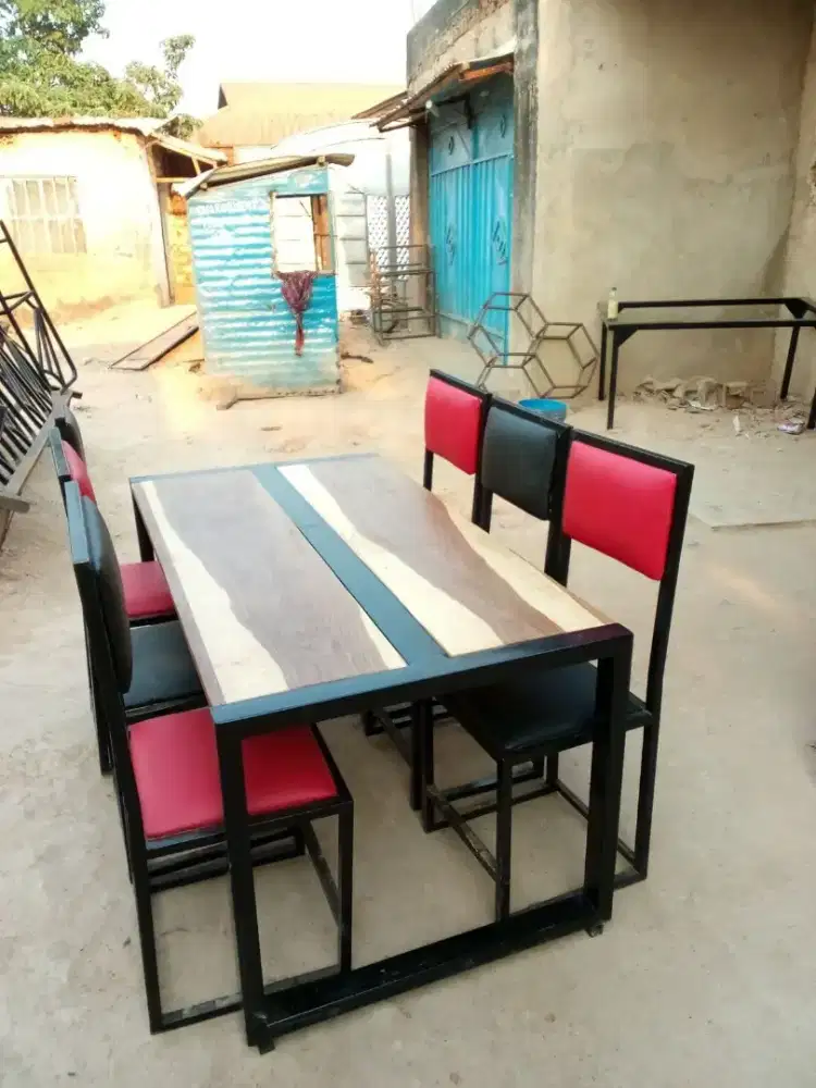 Meja makan minimalis industrial