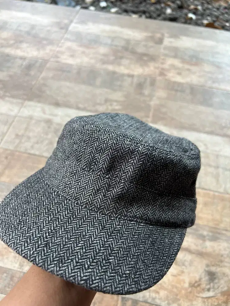 Topi pria Gap, warna abu