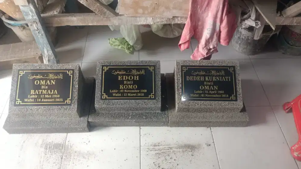 Dudukan Batu nisan makam atau rumput