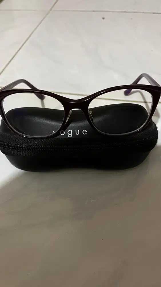 Vogue glasses ungu