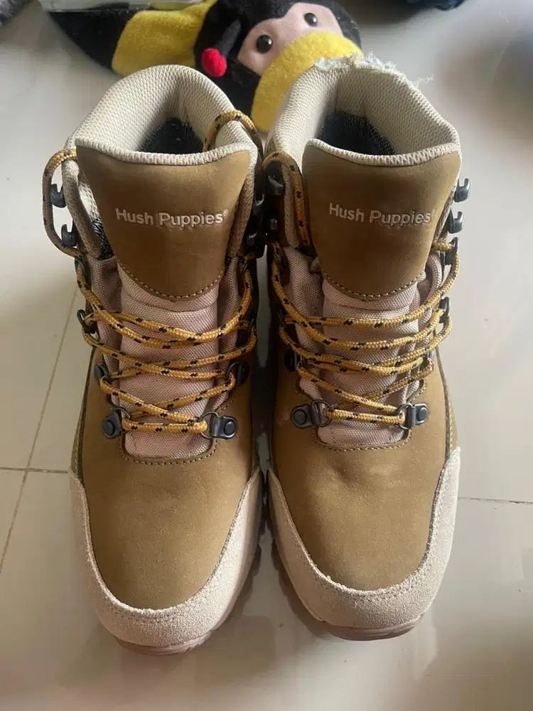 Sepatu Hush Puppies Benson Laces Boots Pria berwarna Khaki Original