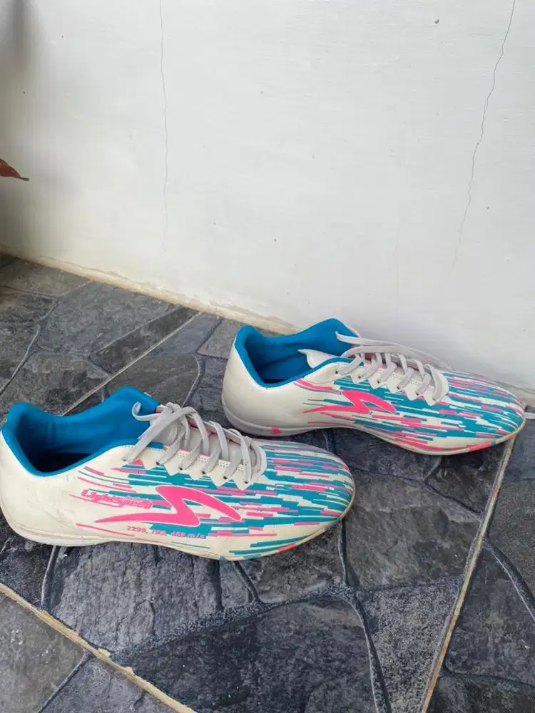 Sepatu futsal specs