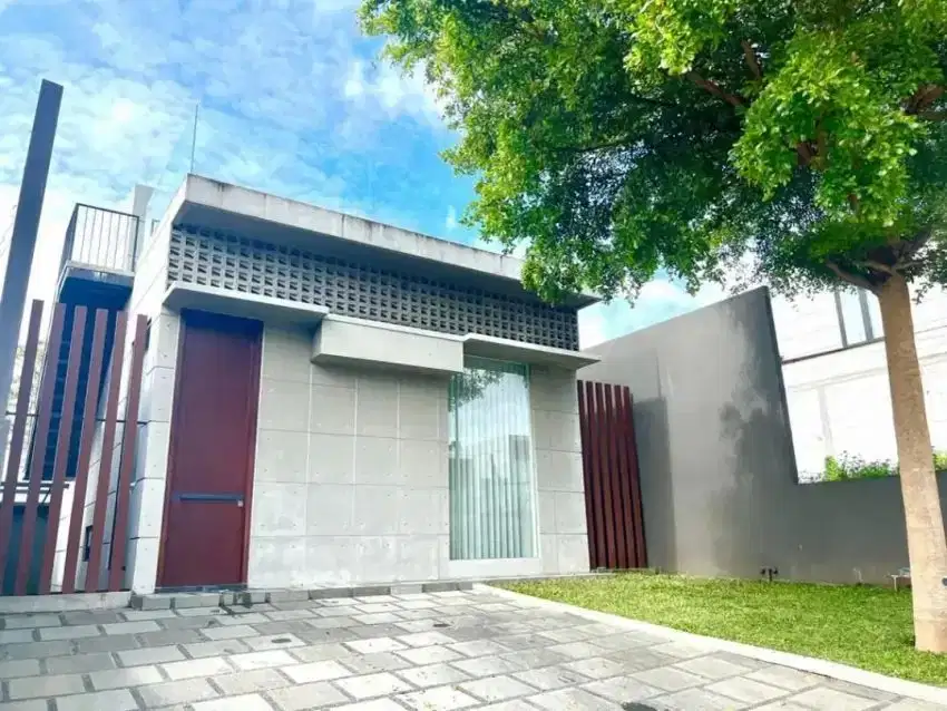 Villa minimalis modern dengan kolam renang kingspark 8 batu