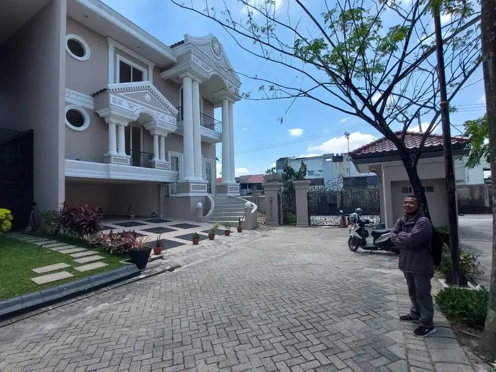 Rumah di komplek Mewah, 200 meter dari Mal Living World/ SKA