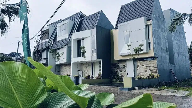 RUMAH MEWAH DEKAT SMA FAVORIT DAN BALAI KOTA