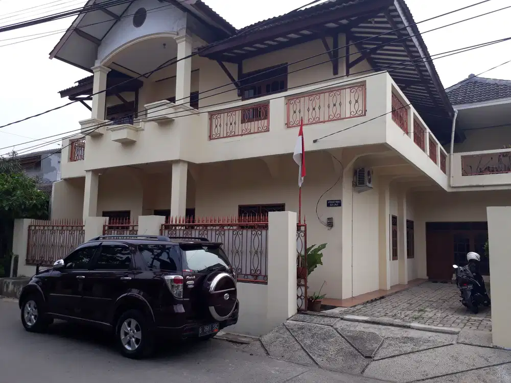 Rumah Besar Kualitas Tinggi Strategis Tidak Banjir Keren Abis