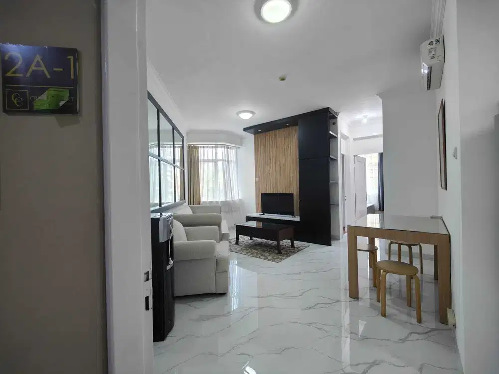 Apartemen 2 kamar Crown Court renovasi baru mewah, bagus sekali murah