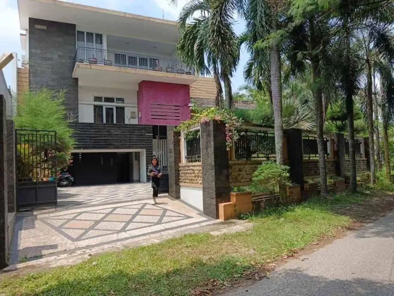 Rumah di komplek Pemda, dekat Eka Hospital.