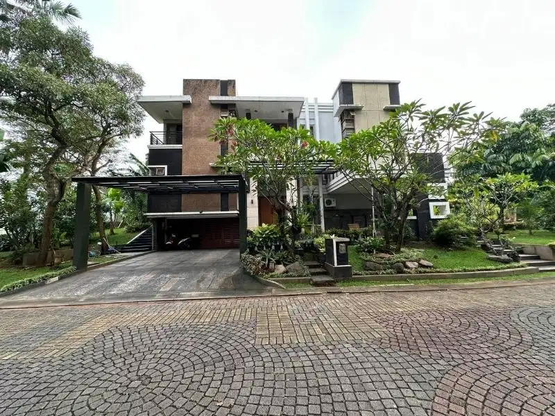 RUMAH MEWAH HOOK 3 LANTAI  DI THE GREEN BSD