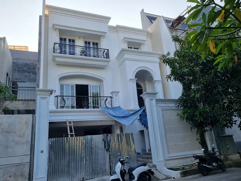 Rumah baru 3 lantai model American classic di Permata buana jarang ada