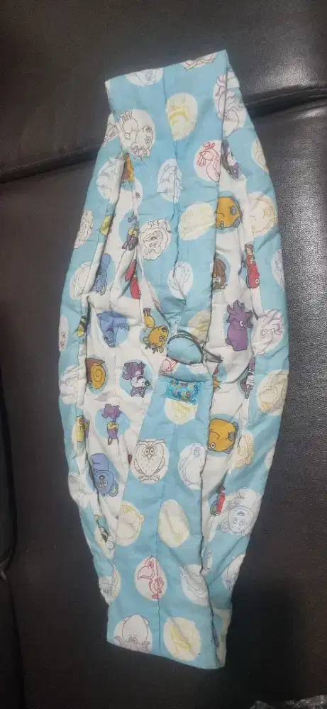 Gendongan bayi kain