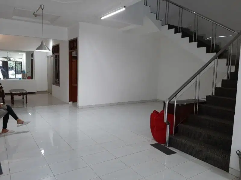 Rumah bagus 2 lantai siap huni di Intercon dengan harga murah