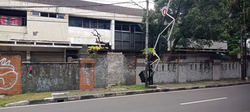 Rumah murah dan luas di daerah komersial Cikini Jakarta Pusat