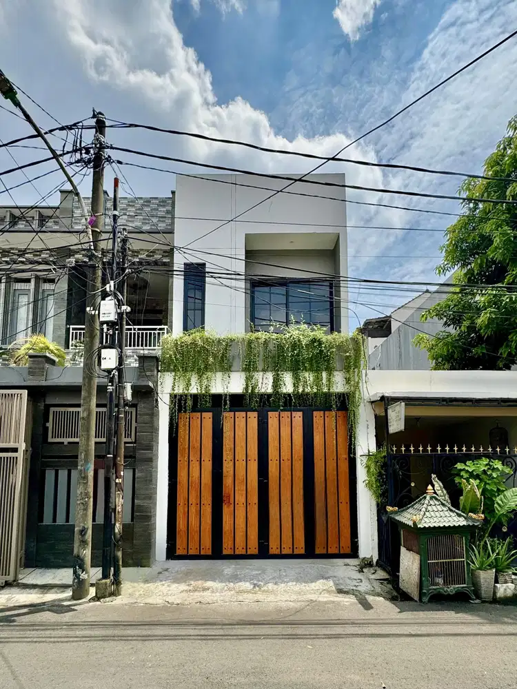 Rumah 2 Lantai Bagus Semi Furnished Shm, Kebon Jeruk