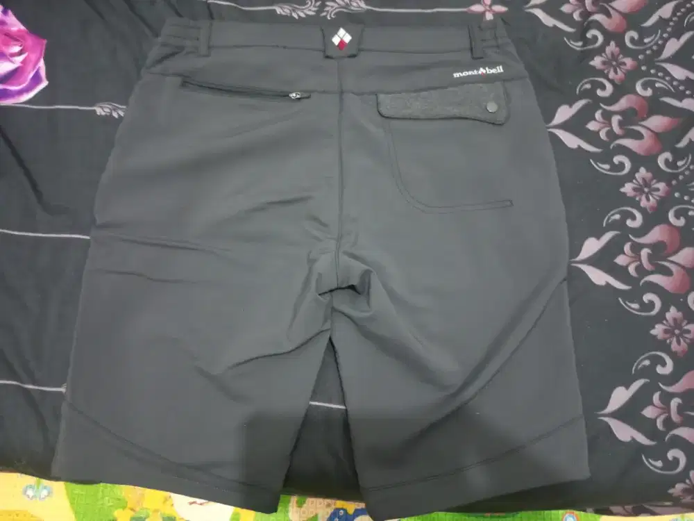 Celana pendek abu abu