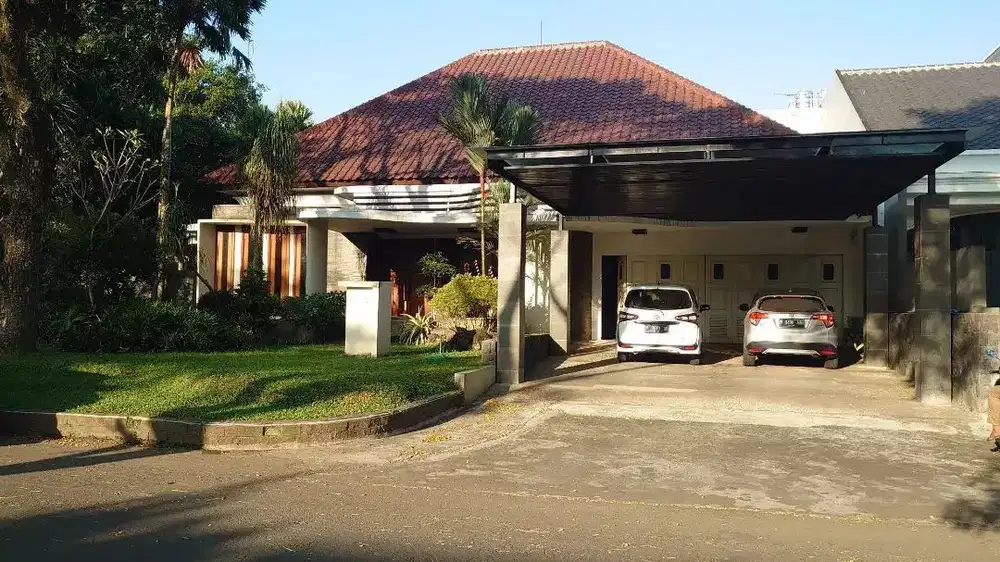Rumah mewah kolam renang boulevard ijen nirwana