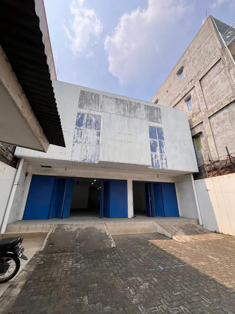 Ex Showroom motor di dekat bandara Soetta bisa jual atau sewa