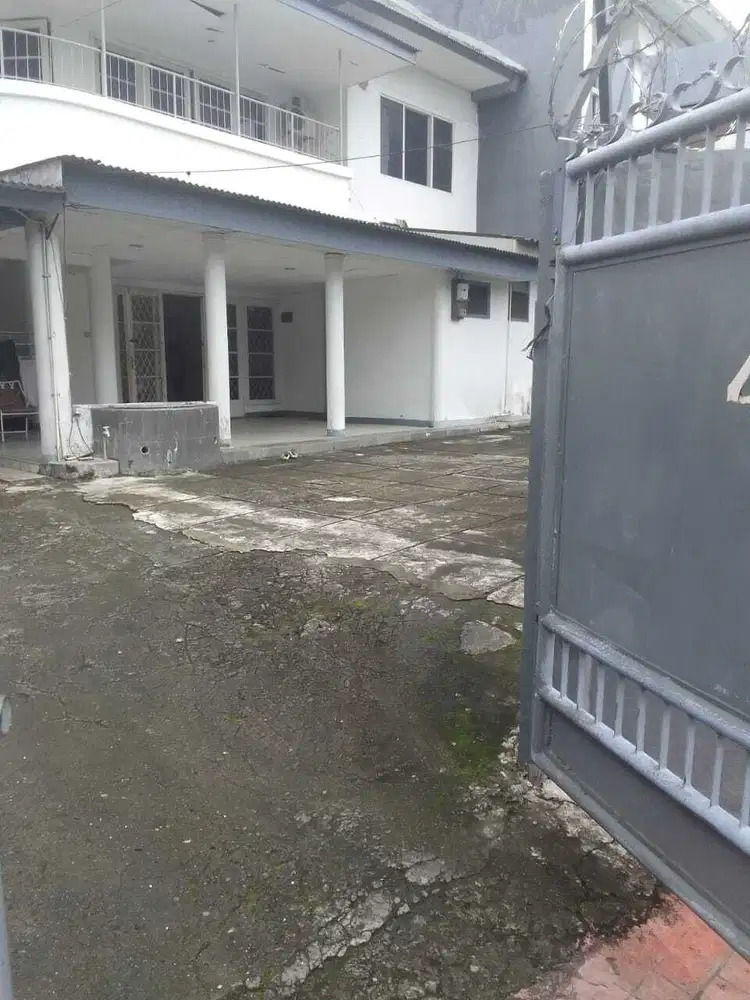 dijual rumah dekat dengan GBK  dan kejaksaan agung