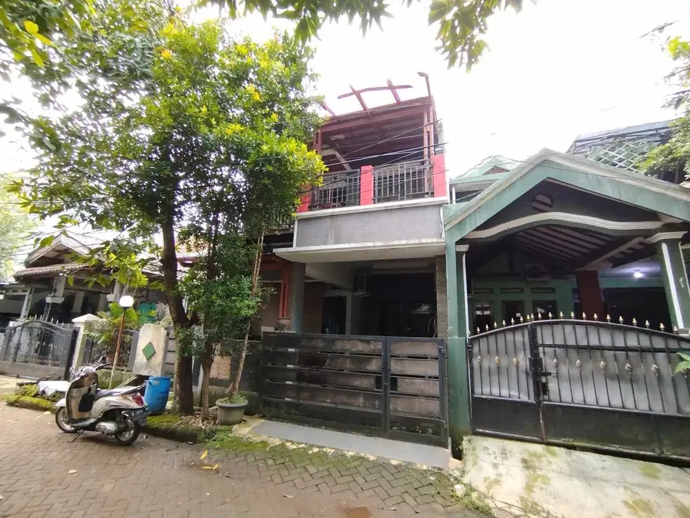 Rumah second 2 lantai murah lokasi strategis diPancoran Mas,Depok