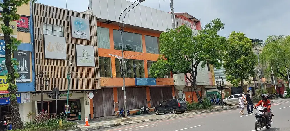 RUKO 1250 m2, 3 LANTAI TEPI JL BRIGJEND SLAMET RIYADI, KAUMAN, SOLO