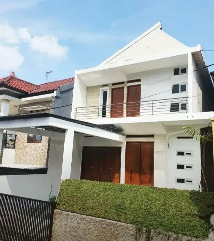 Rumah 3 Lantai dengan view indah menghadap timur