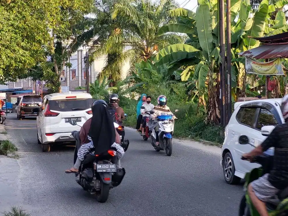 Tanah salah satu di jalur ter PADAT lalu lintas di Pekanbaru.