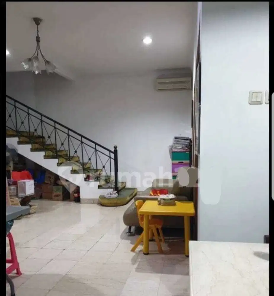 Rumah bagus 3 lantai dengan lokasi menarik di Puri indah