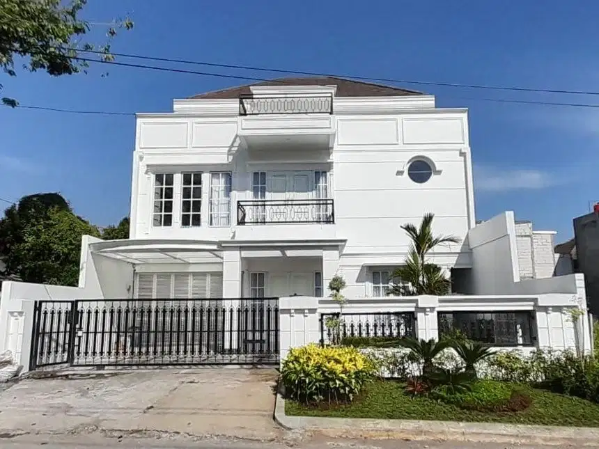 RUMAH BARU MEWAH TIGA LANTAI  DI CLUSTER MEWAH ALAMANDA MANGUNHARJO