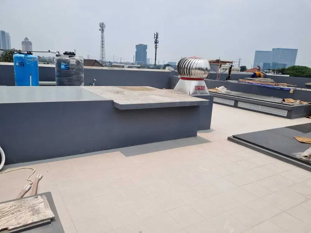 Rumah baru model classic 4 lantai tinggal 1 unit di Permata Buana