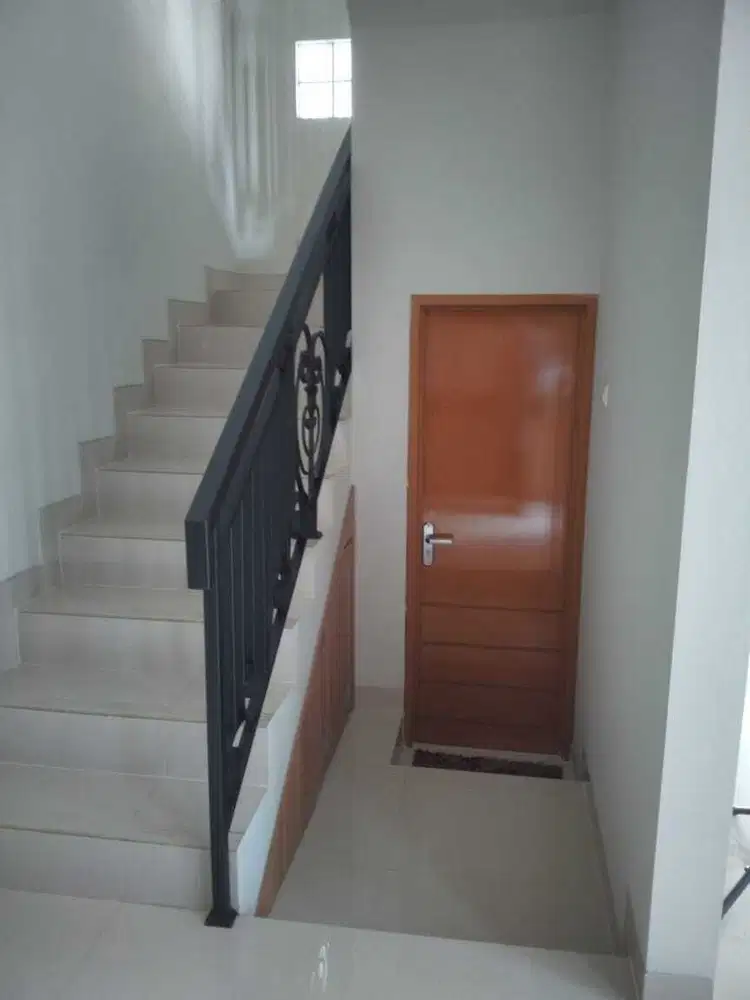 Cluster  2,5  lantai + rooftop di kramat jati