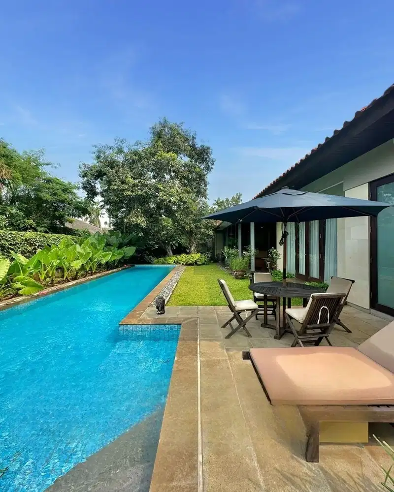 SUPER NEGO! Rumah Kemang Dijual. Halaman Luas, Asri + Private Pool