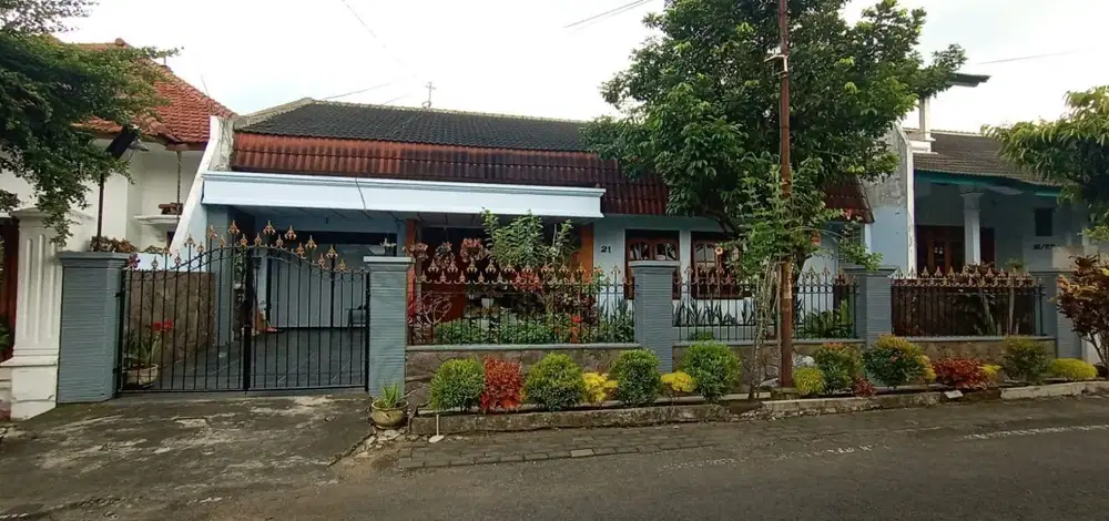 Rumah Besar Tengah Kota di Bantaran Suhat Kota Malang