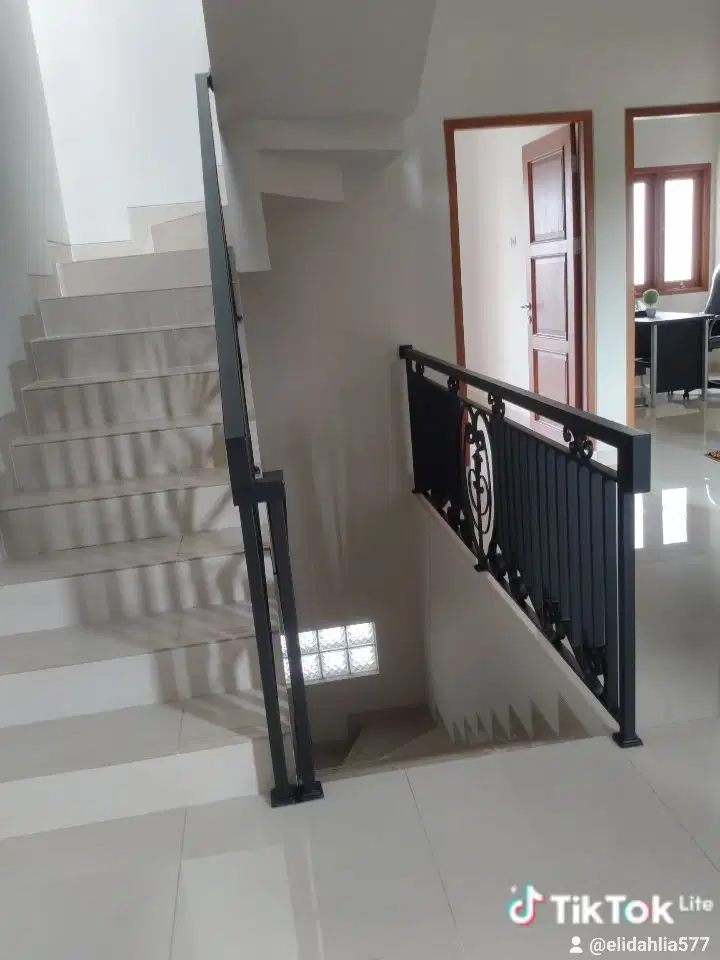 Town House eclusive 2 lantai + Rooftop di kramat jati