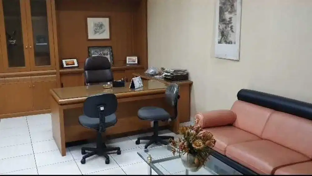 Dijual ruang usaha , bisa u Showroom , bengkel atau perkantoran lainny