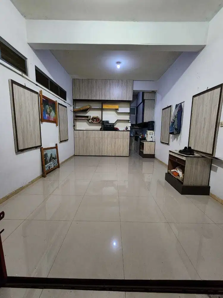 Ruko Tiga Lantai Furnished Bebas Banjir di Cempaka Putih Barat Jakarta