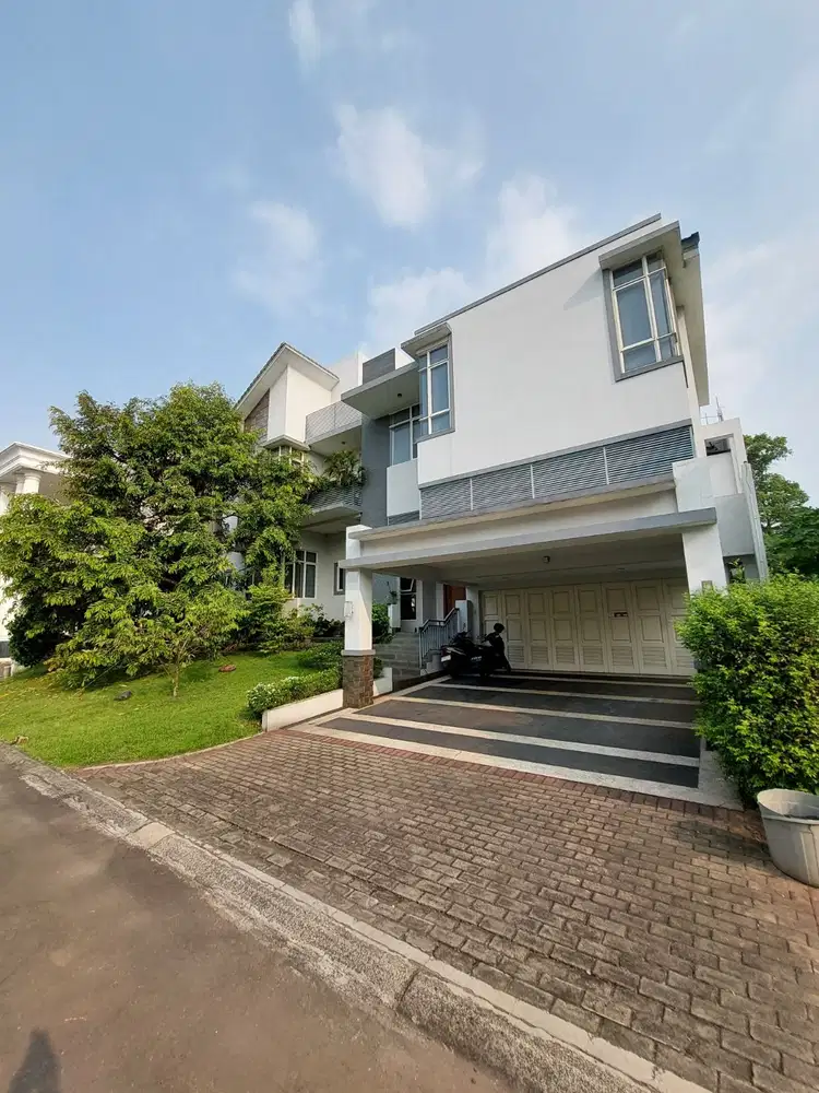 Rumah Mewah di Taman Telaga Golf BSD Dekat Danau dan Clubhouse