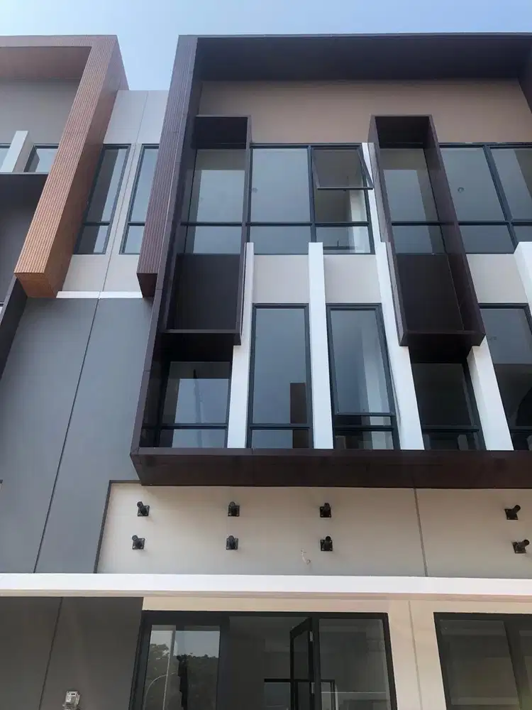 Di Sewakan Ruko 3 Lantai dekat Stasiun Kereta dan jalan Toll di BSD