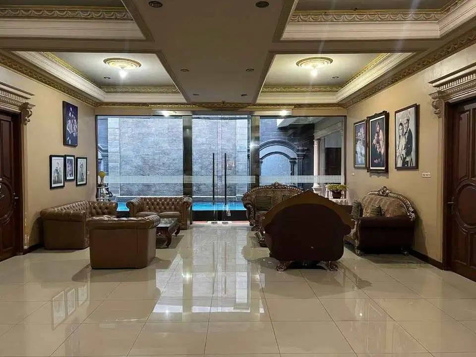 Rumah Ada Kolam Renang Pinggir Jalan di Duren Sawit Jakarta Timur