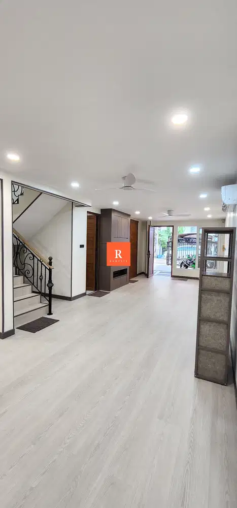 Dijual rumah 5 kamar tidur LT 140m² LB 170m²