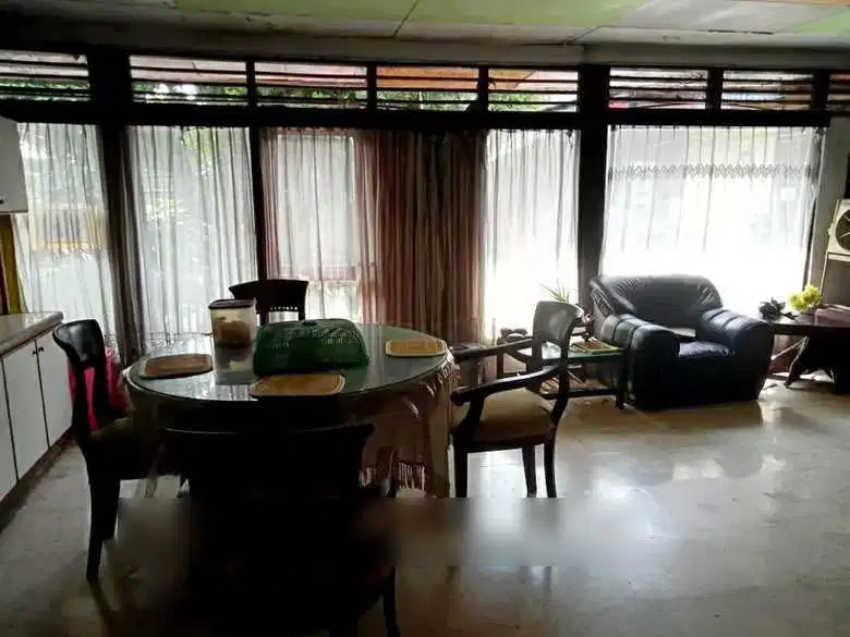 Rumah lama layak huni di cipinang.