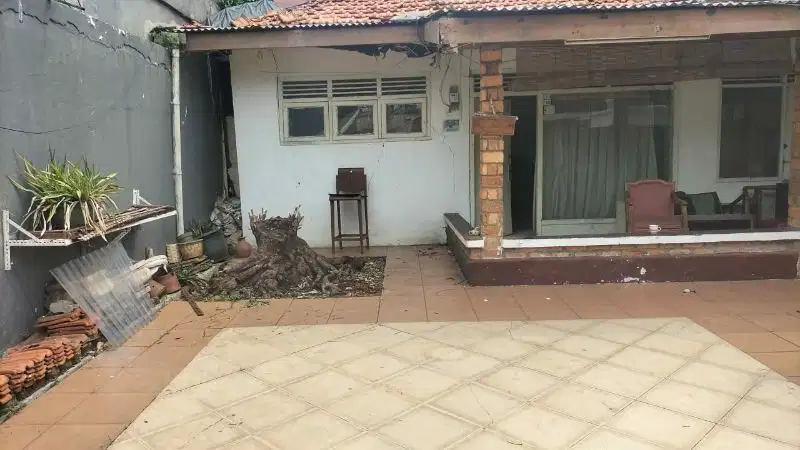 RUMAH LOKASI STRATEGIS PINGGIR JALAN DI LEBA BULUS JAKARTA SELATAN