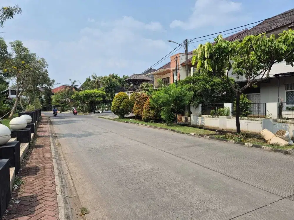 Rmh dg Taman luas, Lt 450,2lt , 4 Kt  jl Express Ry, Kemang Pratama