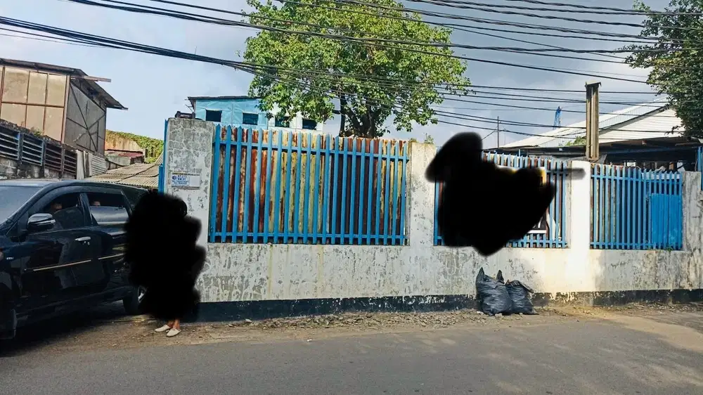 Rumah tua hitung tanah di seberang tamini square