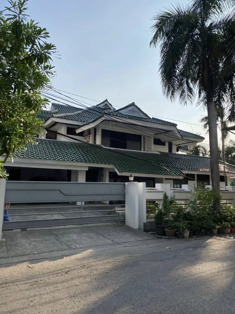 Dijual Rumah 2 lantai bagus semi furnished, Green Garden