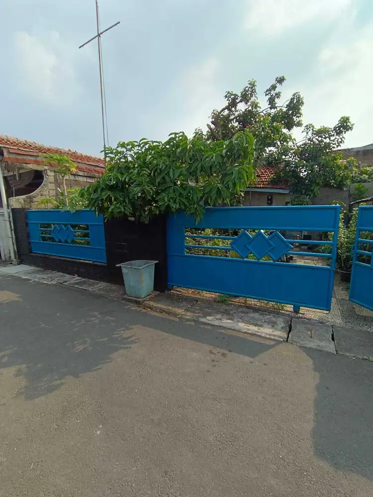 Rumah Tua dengan Halaman Luas dekat Halte LRT Harjamukti