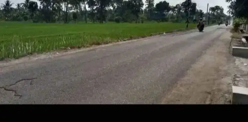 Tanah di tepi jalan raya metro